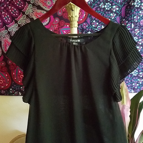 Forever 21 Tops - Closing Closet!! Forever 21 shirt with fun sleeves